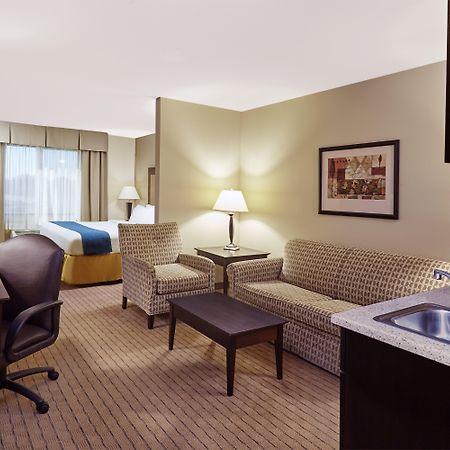 Holiday Inn Express & Suites Madison-Verona By Ihg Экстерьер фото