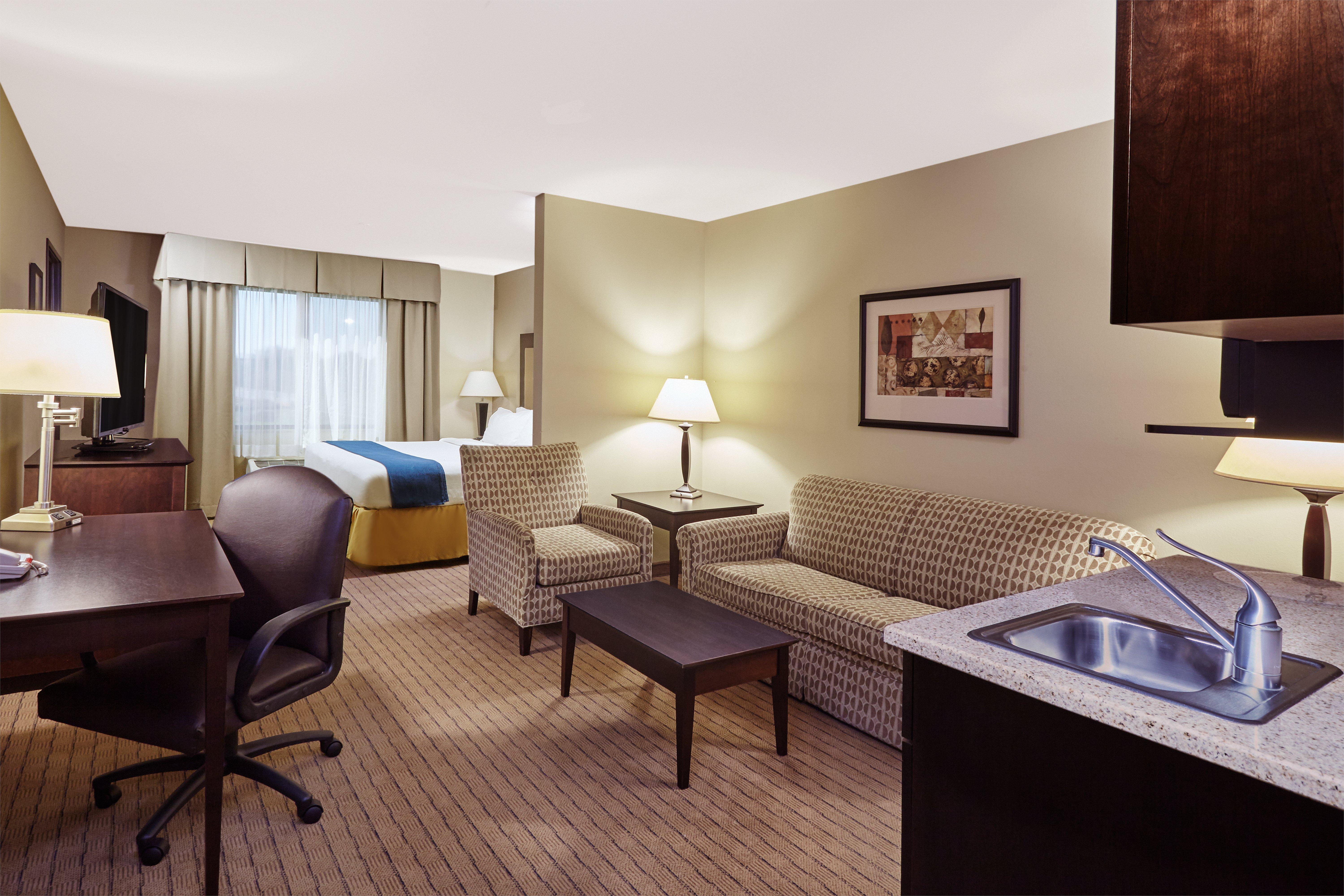 Holiday Inn Express & Suites Madison-Verona By Ihg Экстерьер фото