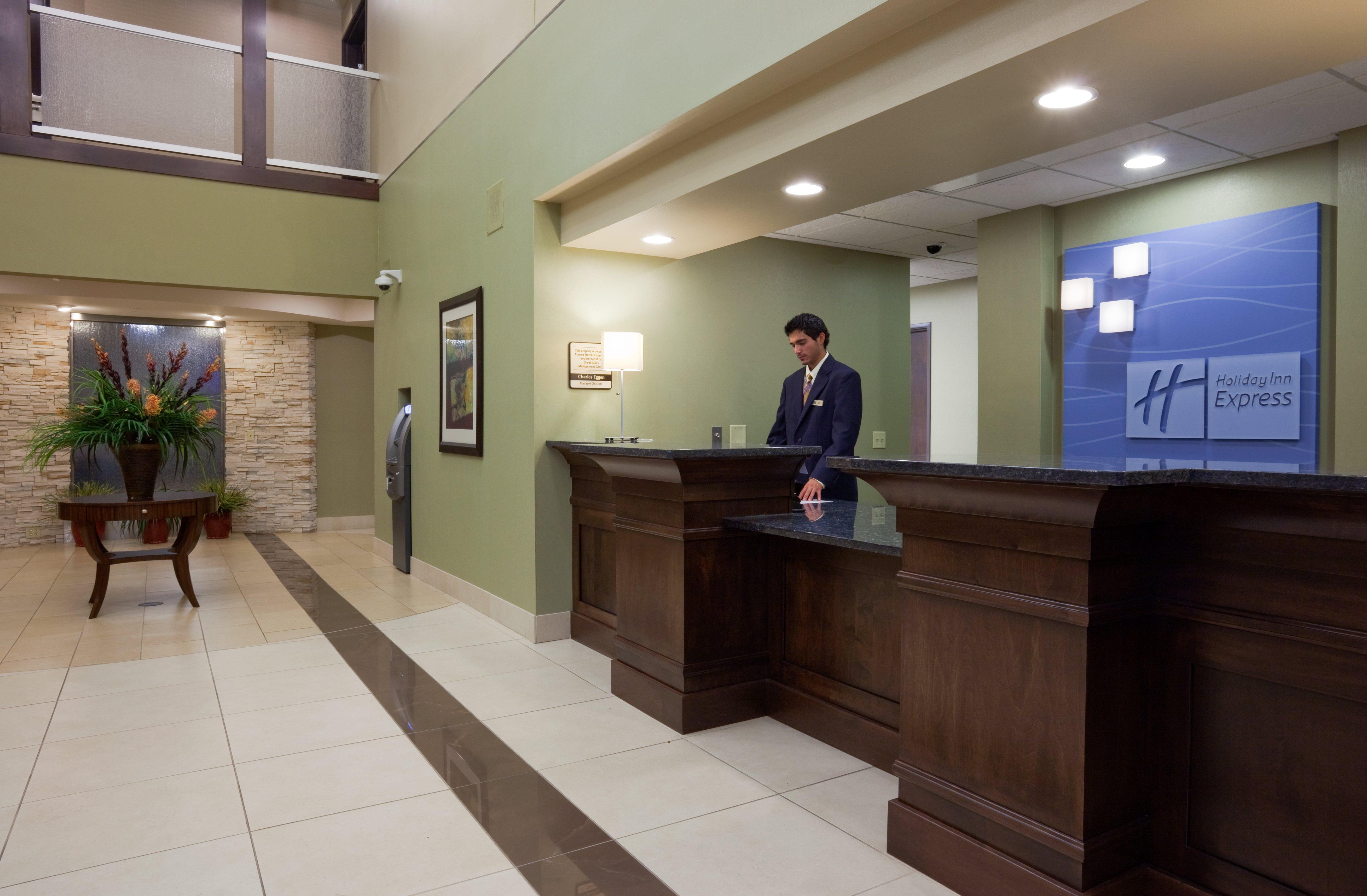 Holiday Inn Express & Suites Madison-Verona By Ihg Экстерьер фото