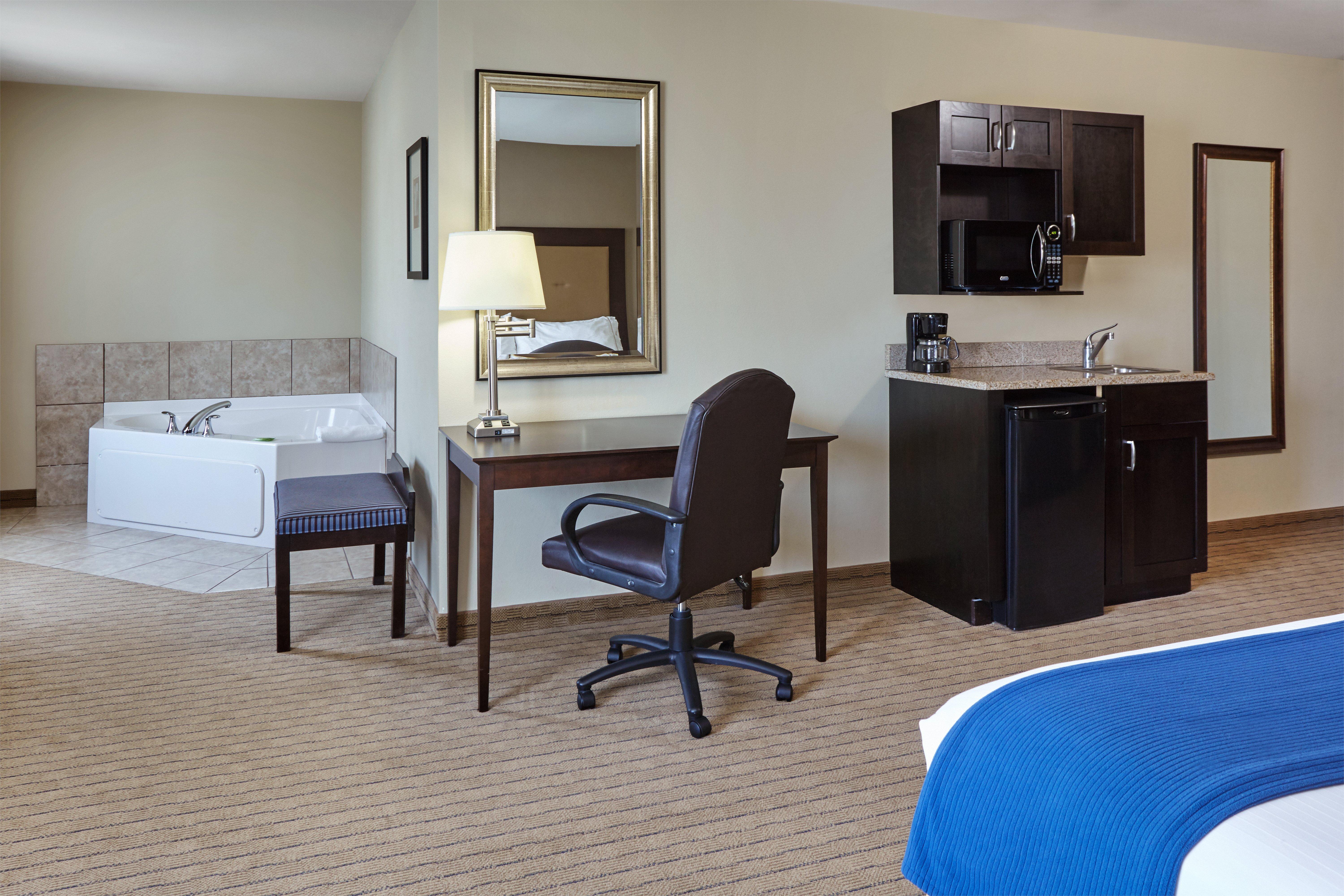 Holiday Inn Express & Suites Madison-Verona By Ihg Экстерьер фото