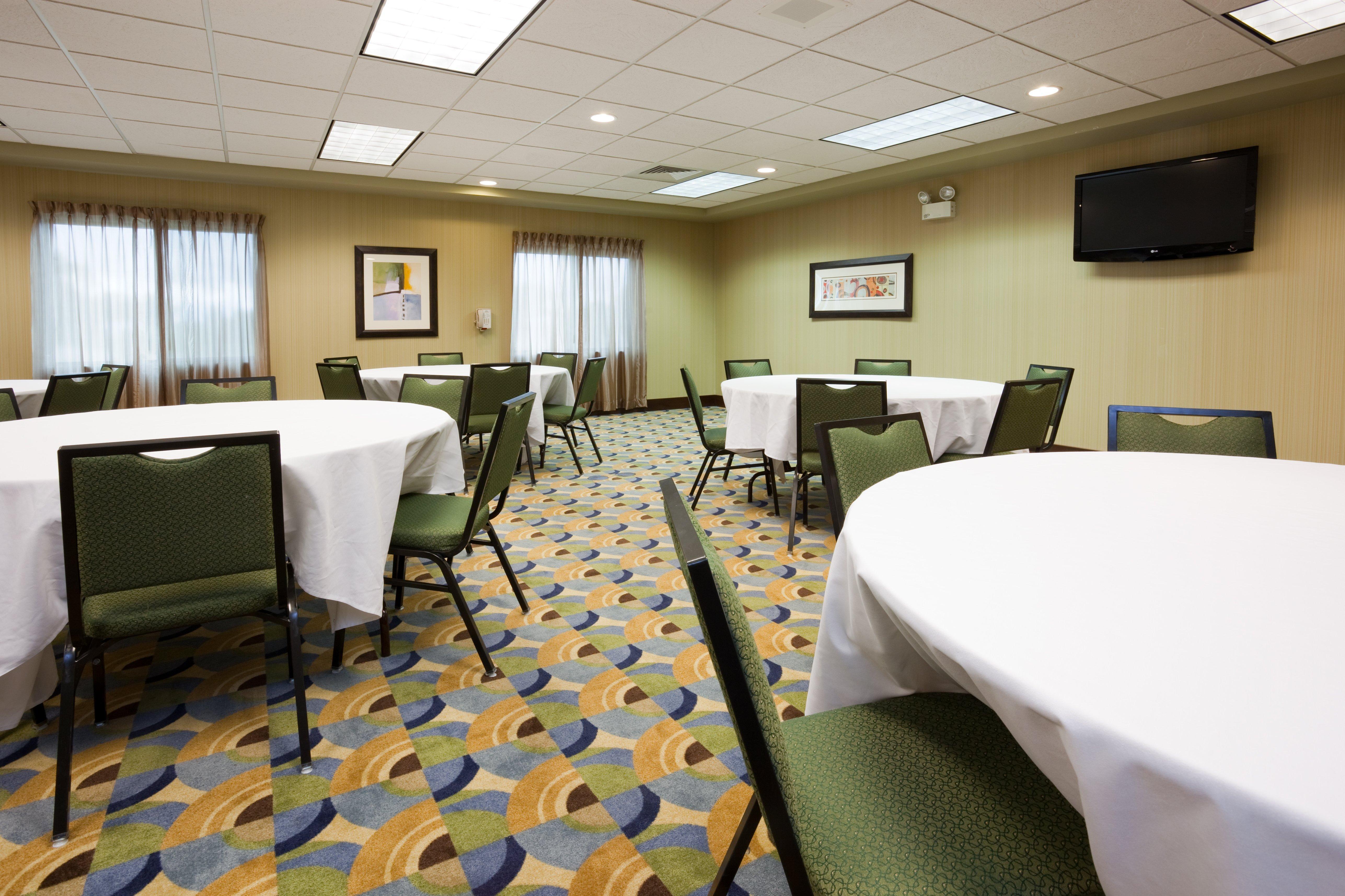 Holiday Inn Express & Suites Madison-Verona By Ihg Экстерьер фото