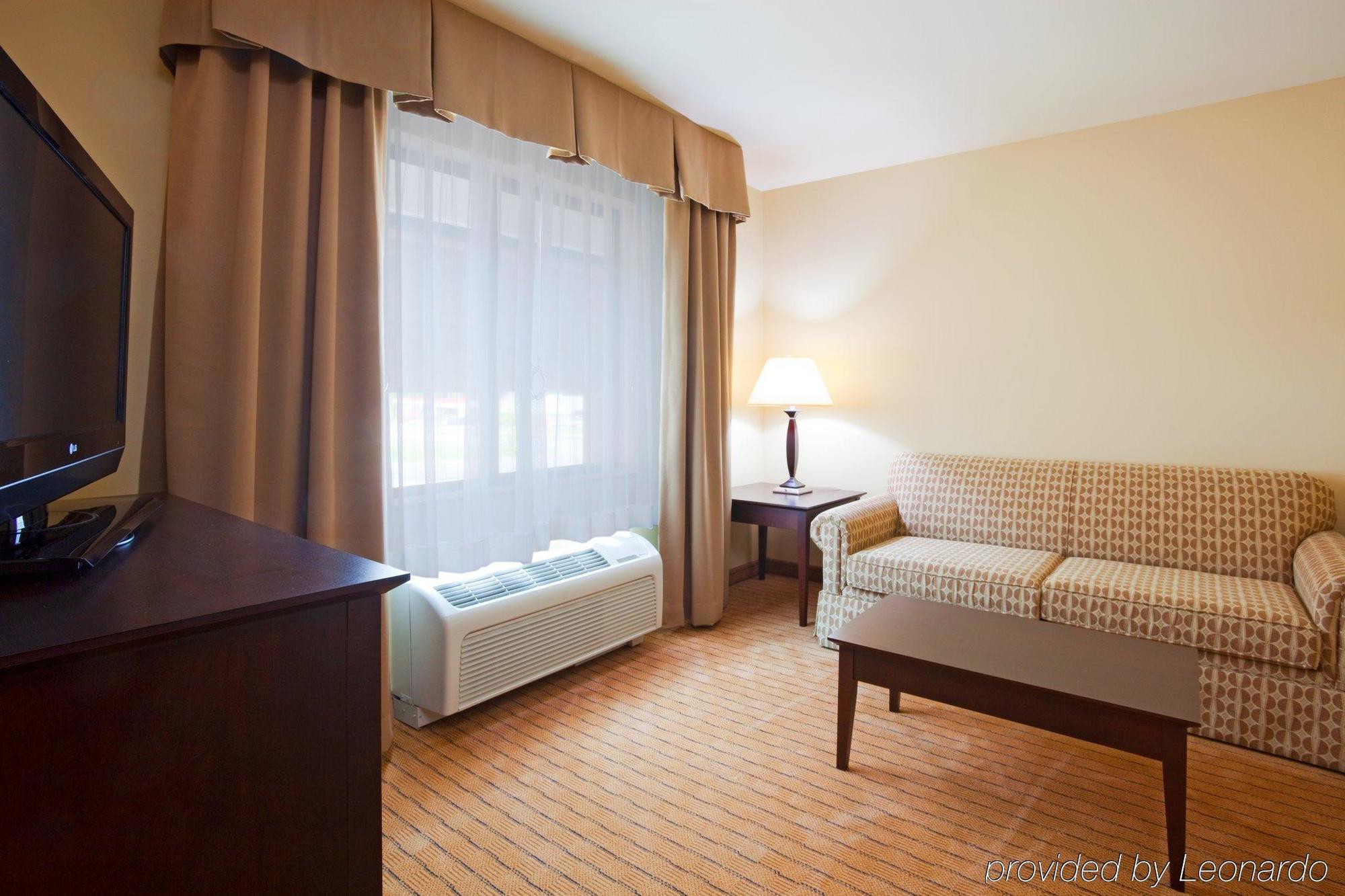 Holiday Inn Express & Suites Madison-Verona By Ihg Номер фото