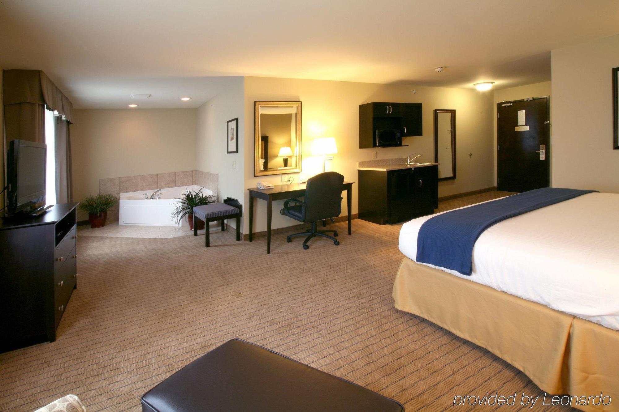 Holiday Inn Express & Suites Madison-Verona By Ihg Экстерьер фото