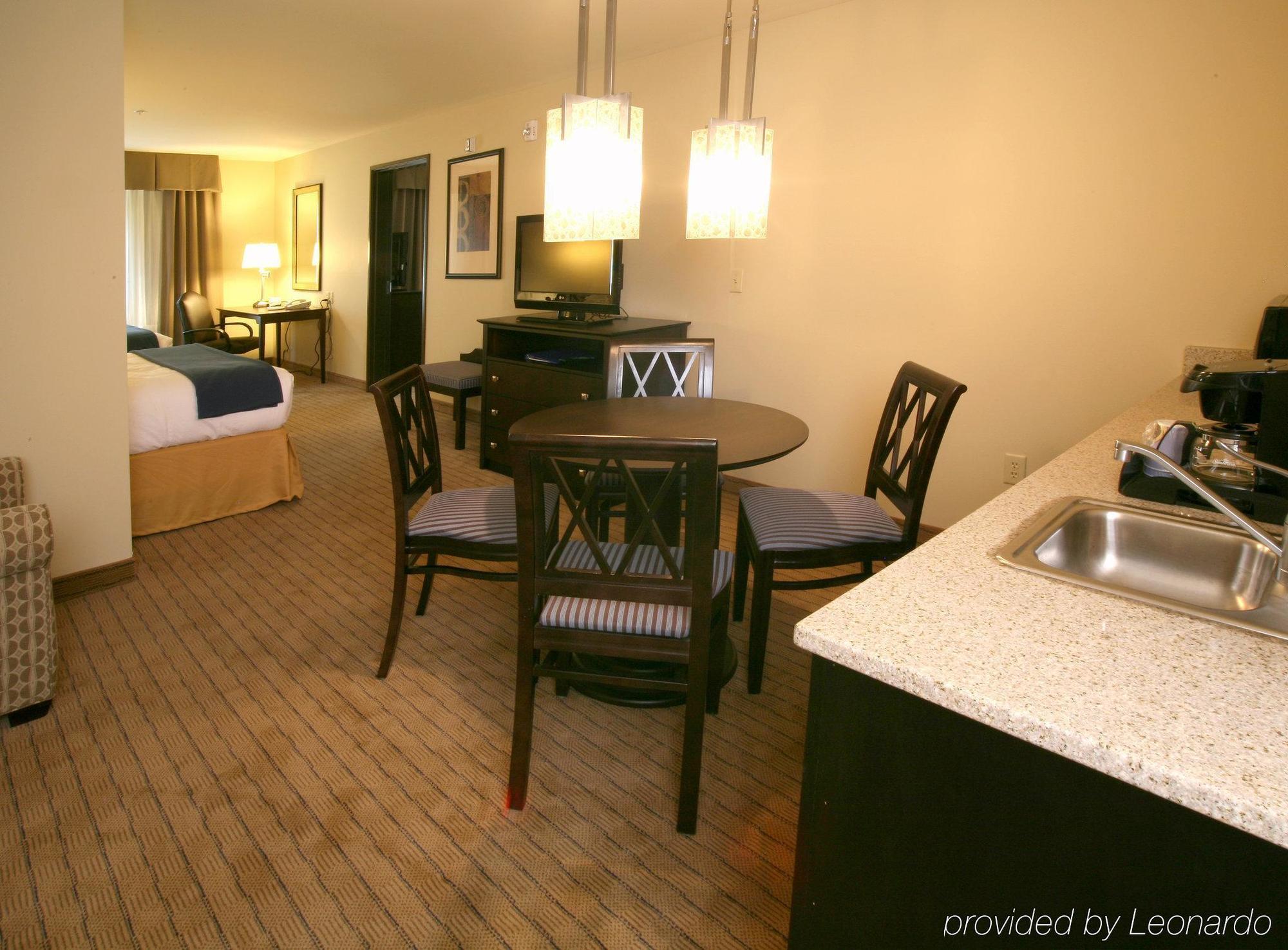 Holiday Inn Express & Suites Madison-Verona By Ihg Экстерьер фото